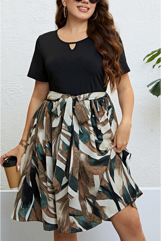 Elegant plus size dress with a cut-out skirt