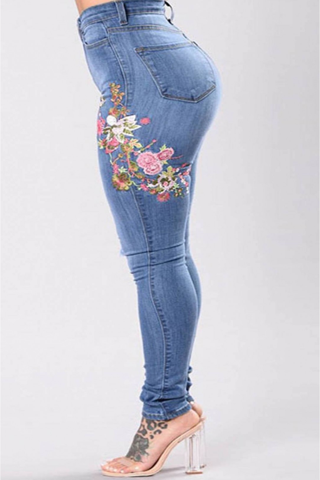 Plus size ripped jeans and floral embroidery 
