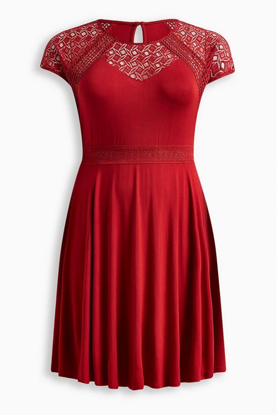 Червена макси рокля с дантелено деколте