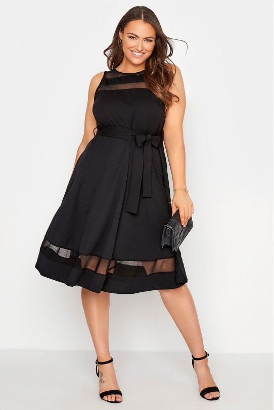 Коктейлна черна макси рокля с прозиращи детайли