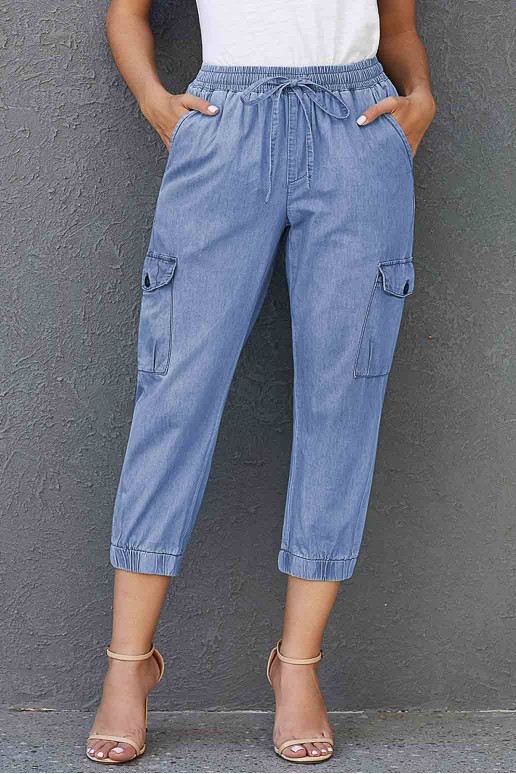 Cropped plus size jeans with an elasticated waist and cargo pockets