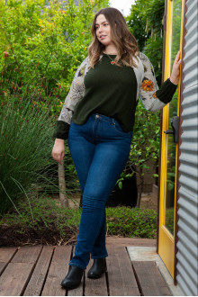 Green ruffle plus size blouse with airy sleeves in floral print