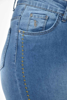 Skinny jeans with a fine strip of embroidery along the legs