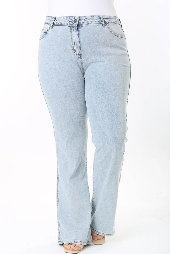 Clean plus size jeans in a very light denim color