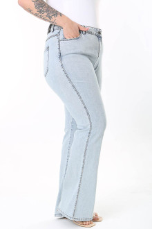 Clean plus size jeans in a very light denim color