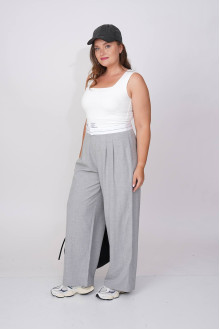 Loose gray trousers with contrast belt