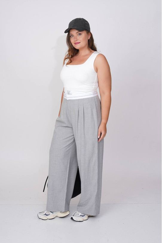 Loose gray trousers with contrast belt