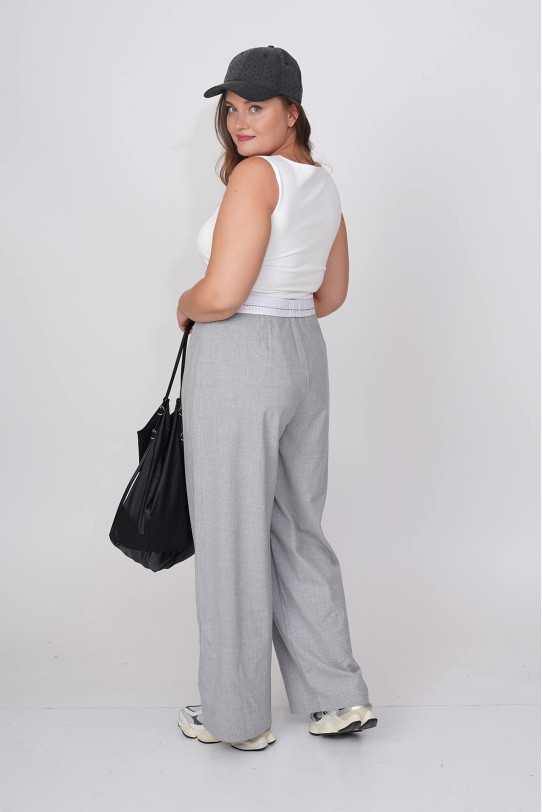 Loose gray trousers with contrast belt