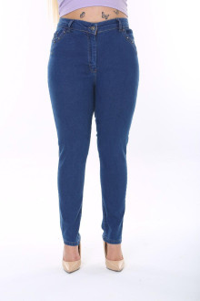 Skinny plus size jeans with discreet stones on the front pockets