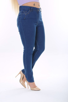 Skinny plus size jeans with discreet stones on the front pockets