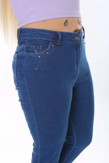 Skinny plus size jeans with discreet stones on the front pockets