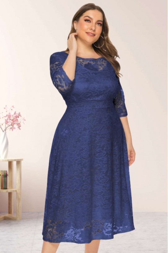 Елегантна дантелена миди рокля в синьо