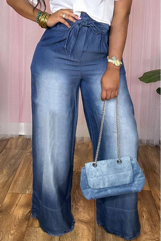 Light modern plus size jeans with a slight rip and diagonal zip