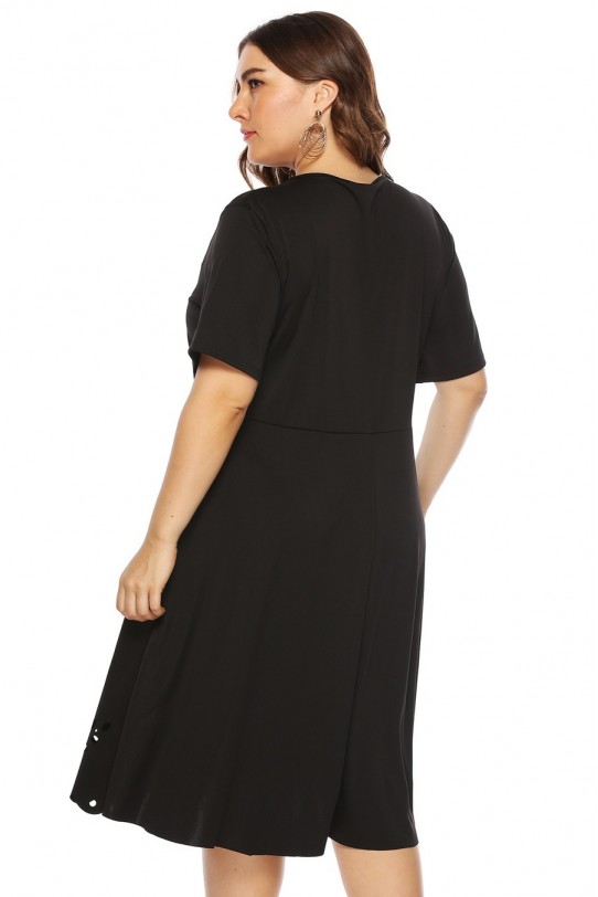 Черна макси рокля с къси ръкави и лазерно изрязани листенца