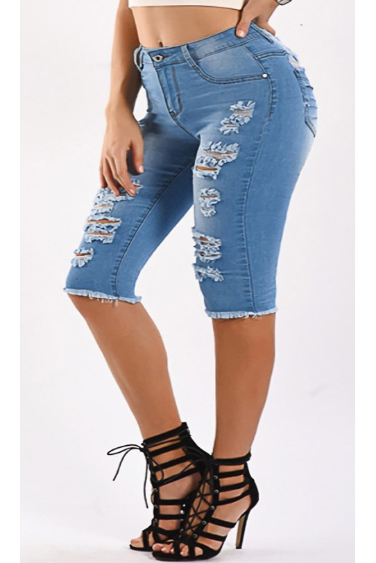 Short plus size jeans to the knee with a rip