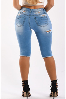 Short plus size jeans to the knee with a rip