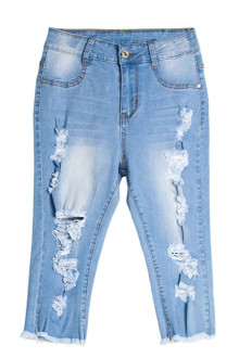 Short plus size jeans to the knee with a rip