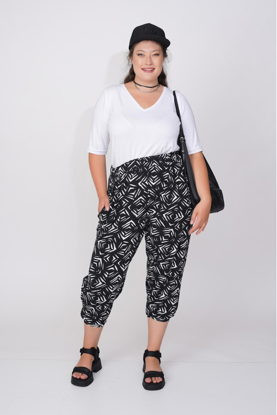 Short loose trousers with designer black and white print