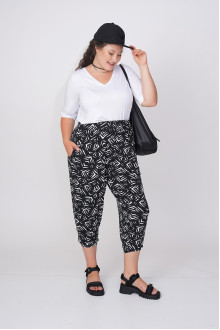 Short loose trousers with designer black and white print