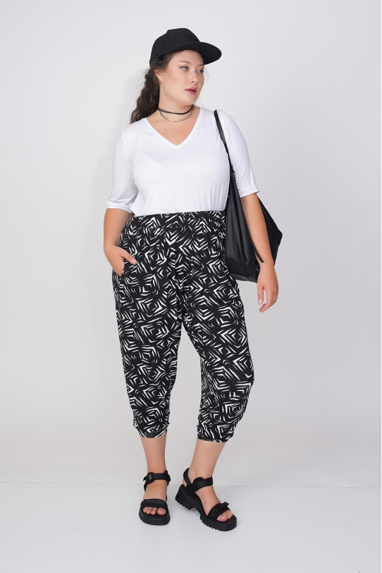 Short loose trousers with designer black and white print