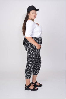 Short loose trousers with designer black and white print