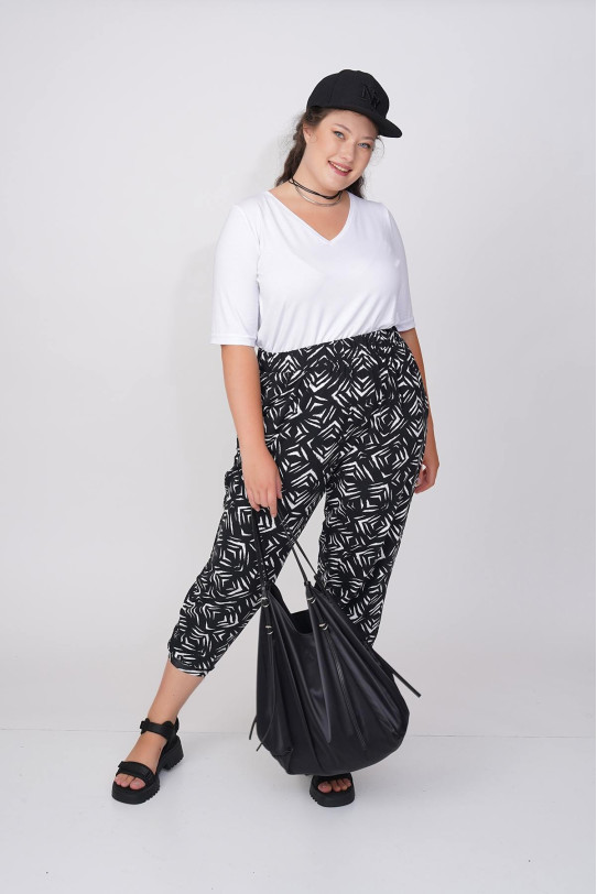 Short loose trousers with designer black and white print