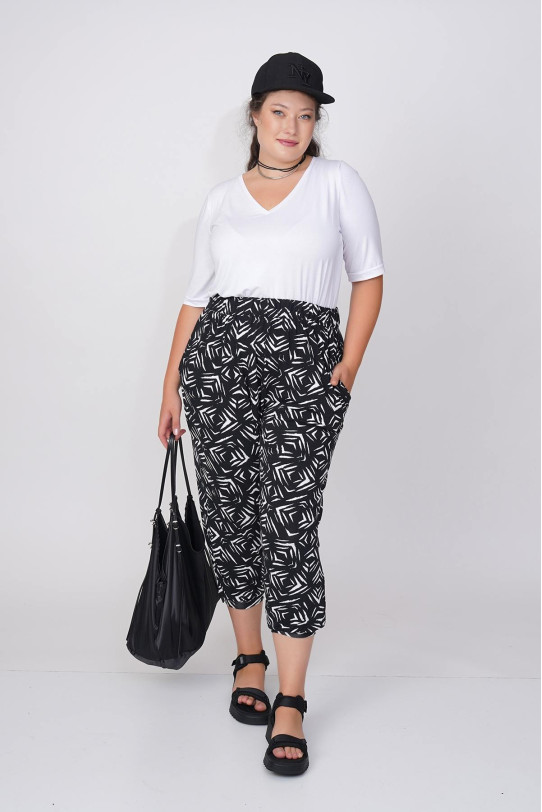 Short loose trousers with designer black and white print