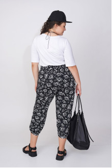 Short loose trousers with designer black and white print