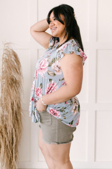 High-waisted plus size blouse in pastel colors