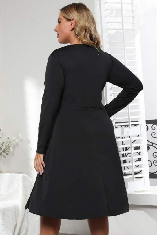 Разкроена черна макси рокля с лазерно рязани флорални елементи