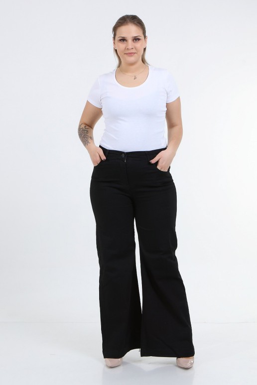 Black maxi jeans with loose legs and a light Charleston