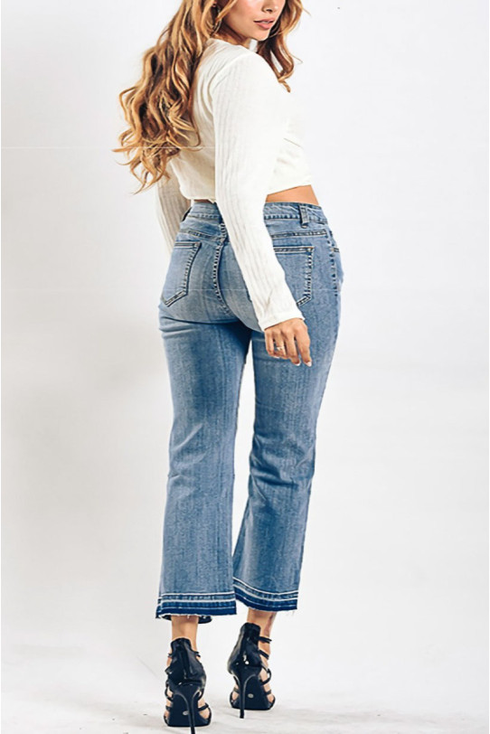 Cropped plus size jeans with a decorative hem