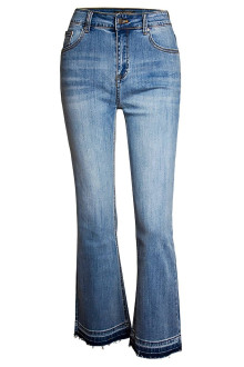 Cropped plus size jeans with a decorative hem