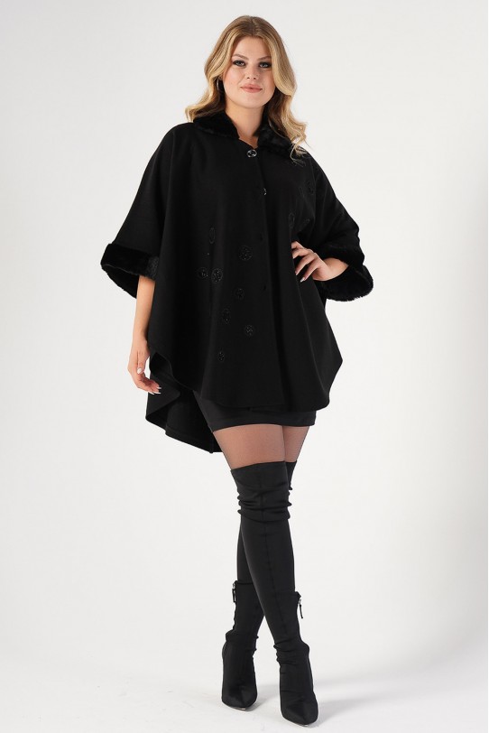 Елегантно черно макси палто с пухена яка и черна декоракция