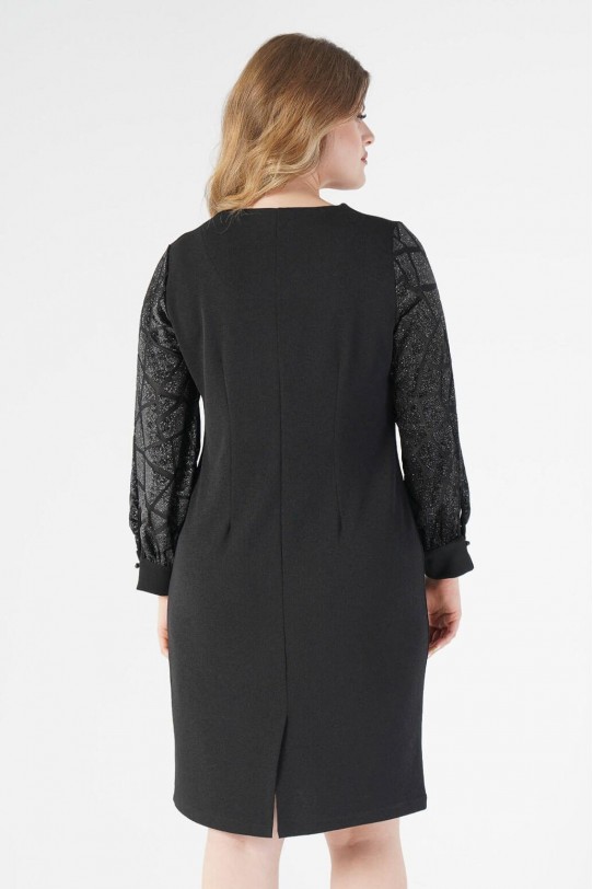Черна макси рокля с леко блестящ ръкав с геометричен релеф