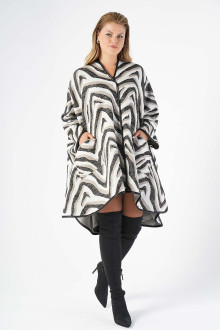 Luxurious plus size coat in designer pattern white-black and beige