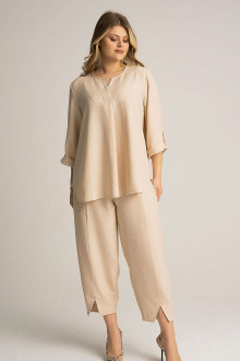 Luxurious loose fit plus size suit in beige