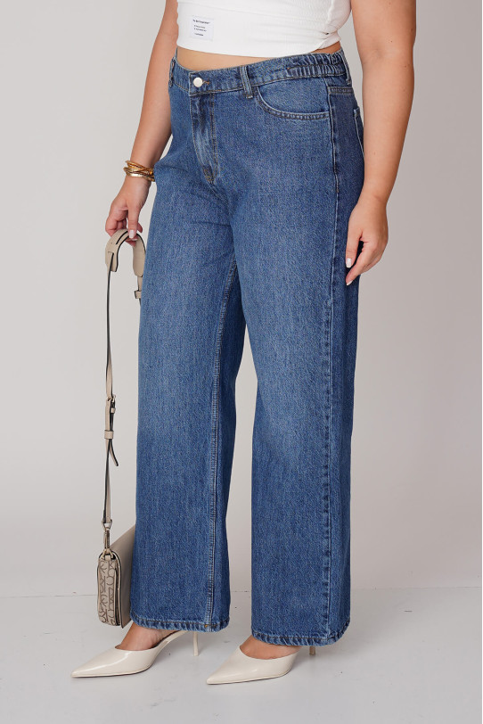 Loose plus size jeans with stretch waist