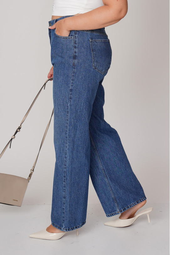 Loose plus size jeans with stretch waist