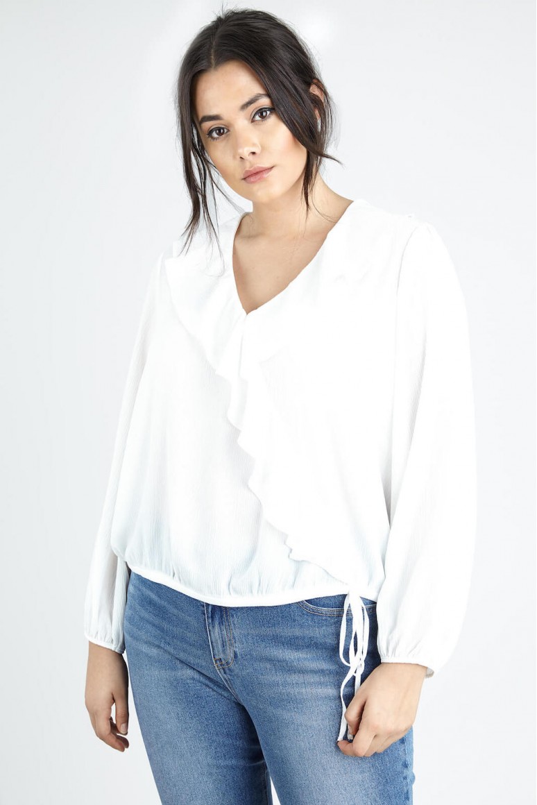 Бяла риза с декоративна къдрица в големи размери