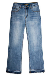 Cropped plus size jeans with a decorative hem