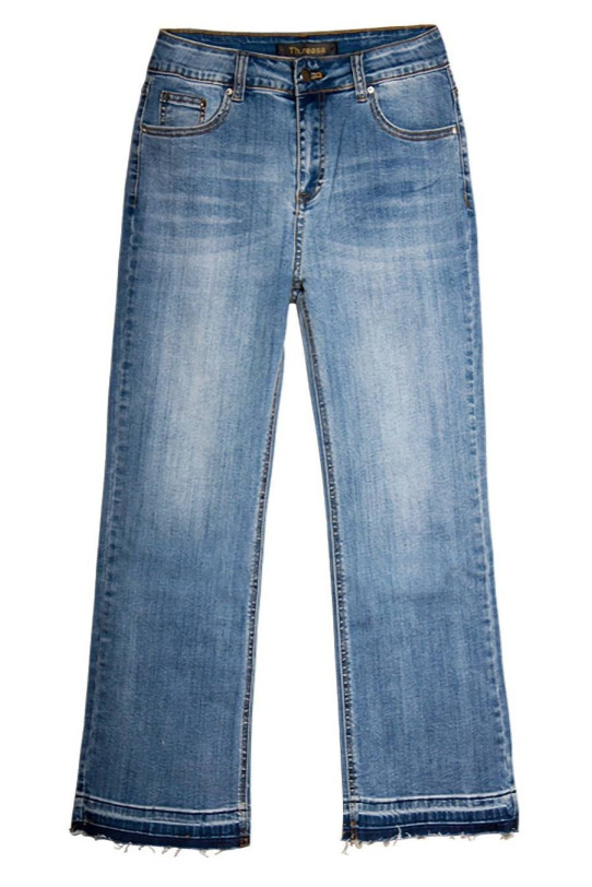 Cropped plus size jeans with a decorative hem