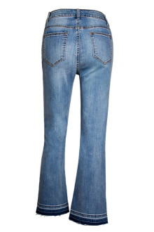 Cropped plus size jeans with a decorative hem