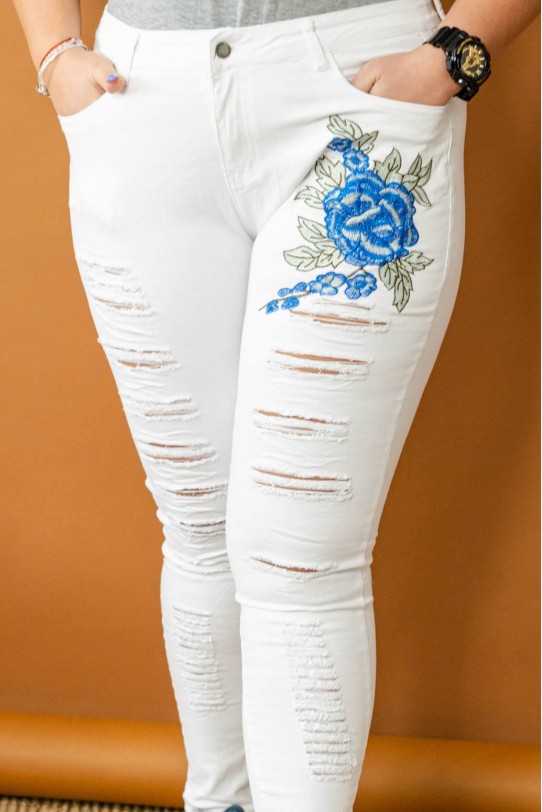 Бели макси дънки с бродирана роза