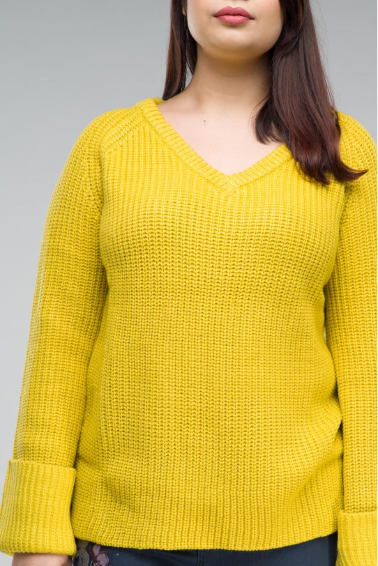 Пуловер горчица в големи размери с V-образно деколте