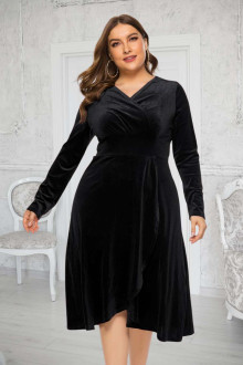 Elegant black plus size dress with long sleeves in fine velvet