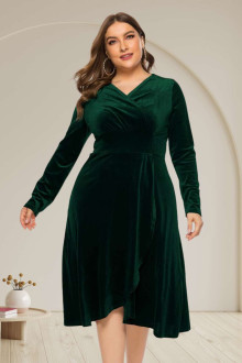 Elegant geen plus size dress with long sleeves in fine velvet