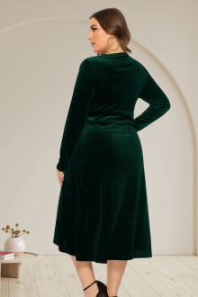 Elegant geen plus size dress with long sleeves in fine velvet