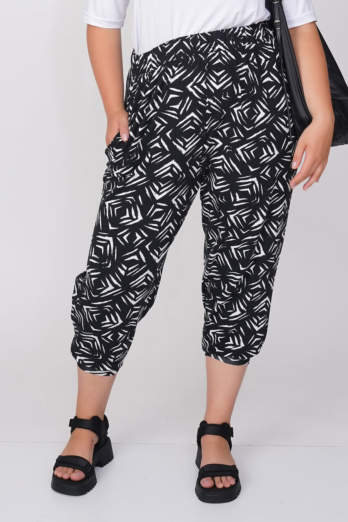 Short loose trousers with designer black and white print